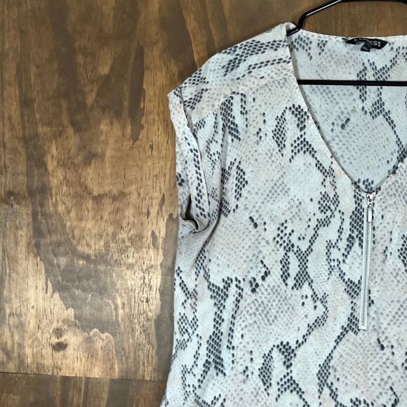 Express Womens Blouse Cream Gray Snakeskin V Neck Zip Front Cap Short Sleeve L - Picture 4 of 12